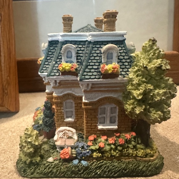 BERGMAN'S CLOCK SHOP: Liberty square miniature house - Picture 2 of 5